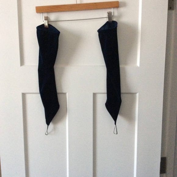 L.Rose Designs Navy Velvet Mermaid Skirt & Gauntlet Gloves - Picture 3 of 9